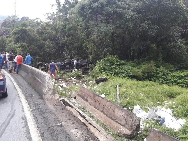 Caminhão carregado com hambúrgueres congelados tombou na BR-376, em Guaratuba: parte da carga foi saqueada - Foto: Divulgação/PRF