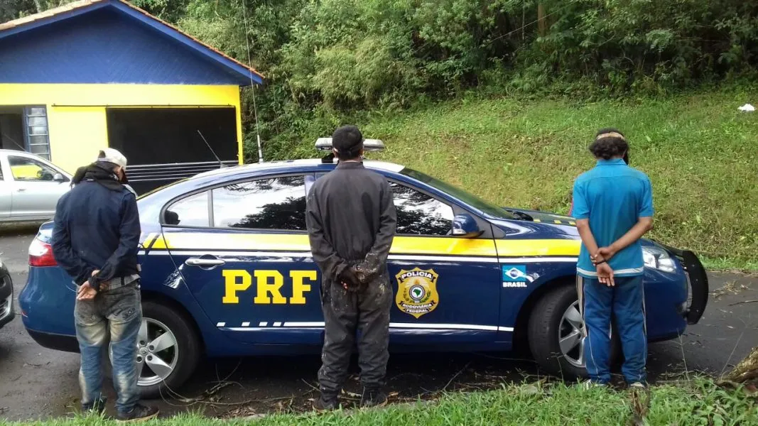 Torcedores colombianos foram detidos e levados à Delegacia da Polícia Federal – Foto: PRF