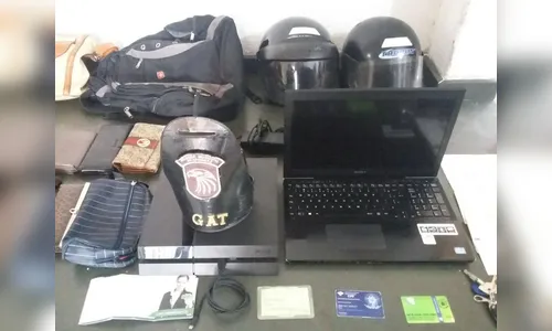 Rapaz com tornozeleira eletrônica é preso com diversos produtos furtados