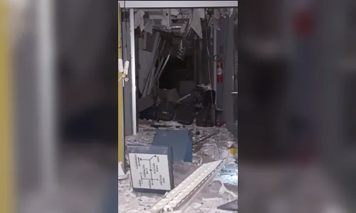 
							Bandidos cercam destacamento da PM e explodem agência bancária
						
						