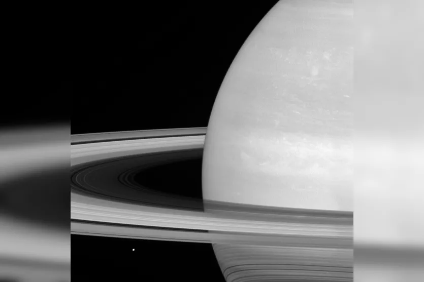   Imagens prateadas de Saturno com formatos que mais lembram texturasFoto: NASA 