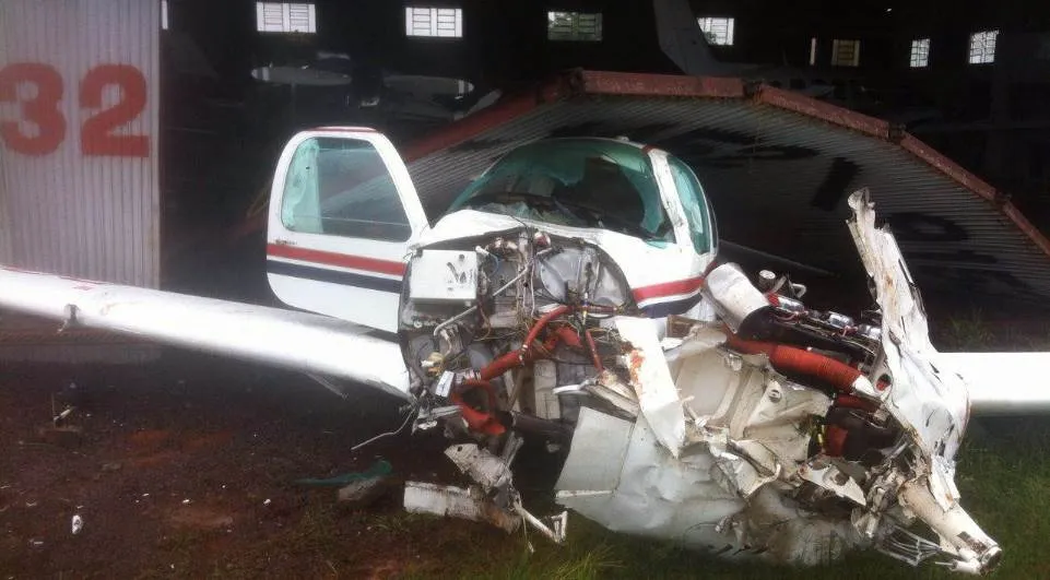 Aeronave bateu contra uma mureta e foi abandonada no aeroporto de Sertanópolis - Foto: Divulgação