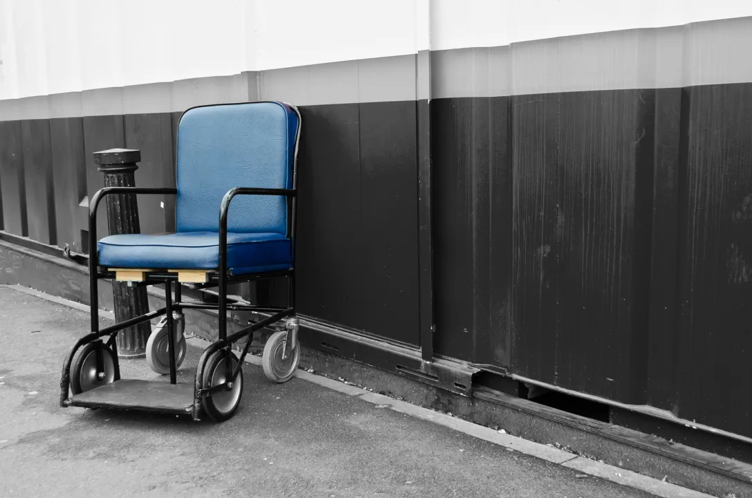 Populares presenciaram quando o homem pulava o muro do asilo segurando uma cadeira de rodas - Foto: Pixabay