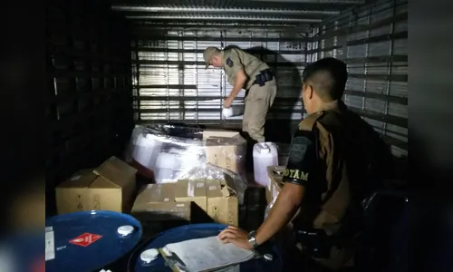 PM apreende caminhão com mais de 2 mil litros de defensivos agrícolas roubados 