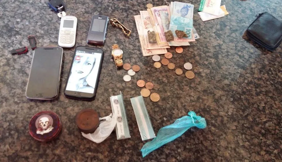 Polícia apreendeu drogas, dinheiro, celulares e outros objetos. (Foto - reprodução/whatsapp)