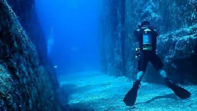 Mergulhador na 'Atlântida japonesa': arquitetura alienígena?  Foto: Reprodução/Instagram