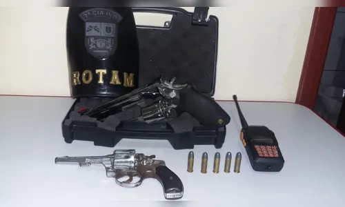 PM prende dois homens por porte ilegal de armas em Arapongas