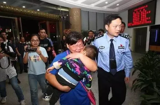 A criança foi trazida de volta pela polícia e entregue para a mãe - Foto: Sina