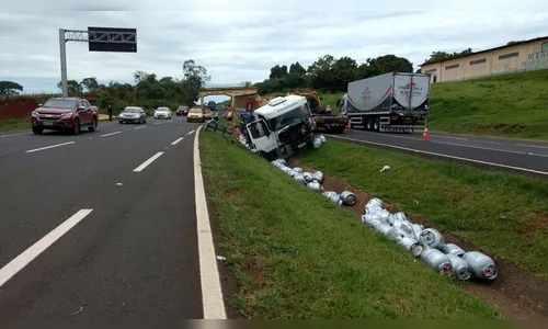 Caminhão de gás bate em canaleta e botijões são lançados na BR-376