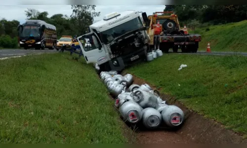 
							Caminhão de gás bate em canaleta e botijões são lançados na BR-376
						
						