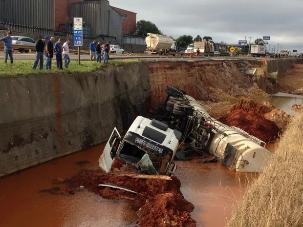 Caminhão-tanque bitrem carregado com óleo diesel caiu em um buraco de uma obra à margem da PR-151 - Foto: Paulo Martins/RPC