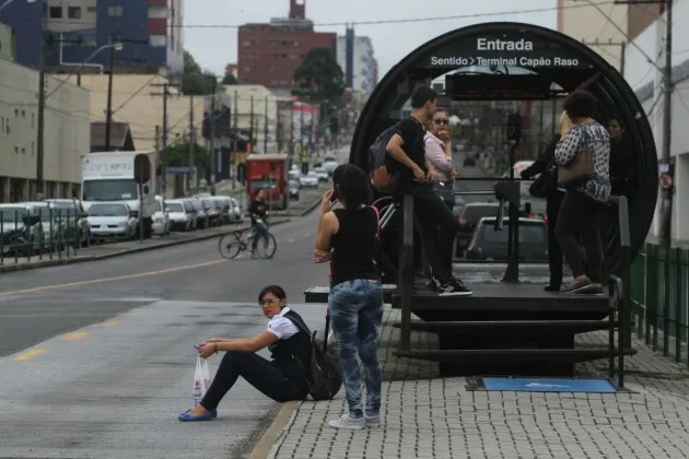 TCE-PR) determinou, na tarde desta segunda-feira (13), a suspensão imediata do aumento da tarifa do transporte coletivo em Curitiba - Foto: Arquivo