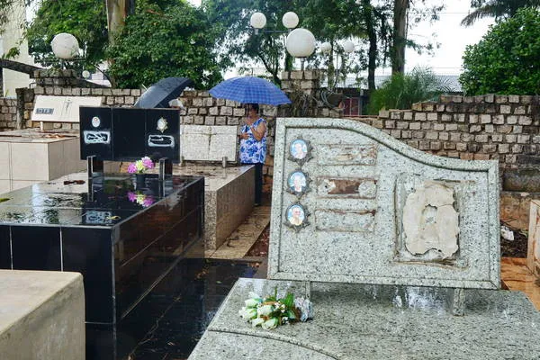 Placas de bronze viraram alvo de ladrões nos cemitérios Cristo Rei e da Saudade em Apucarana. Foto: Sérgio Rodrigo