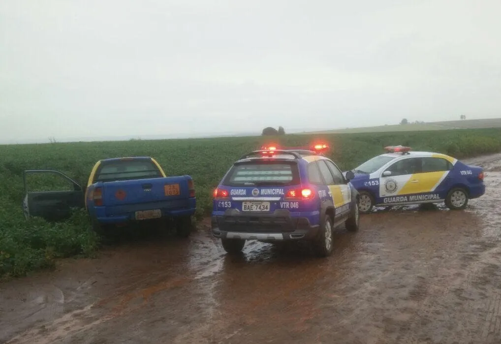 Carro levado pelos bandidos foi encontrado abandonado em uma plantação. (Foto - GM)