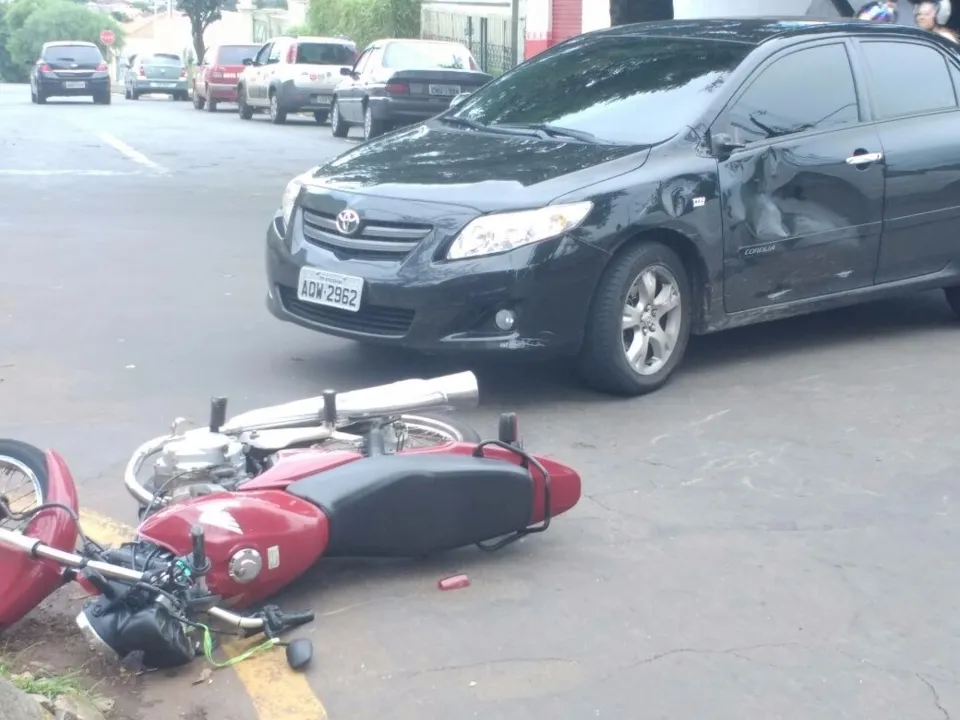 Motociclista foi atingido pelo carro durante ultrapassagem. Foto: TNOnline