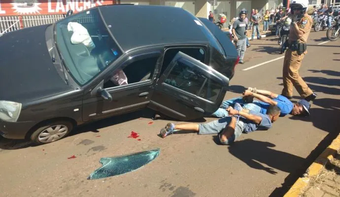  Criminoso ao volante perdeu controle de direção e houve colisão com outro carro na Avenida Gaturamo - Foto: Fotos: Rodrigo/Ronaldo da Nativa FM