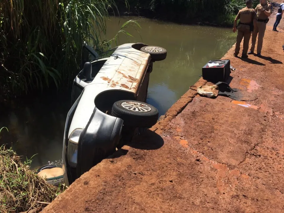  Veículo VW Gol ocupado caiu da ponte sobre o Rio Keller Foto: Divulgação/whats