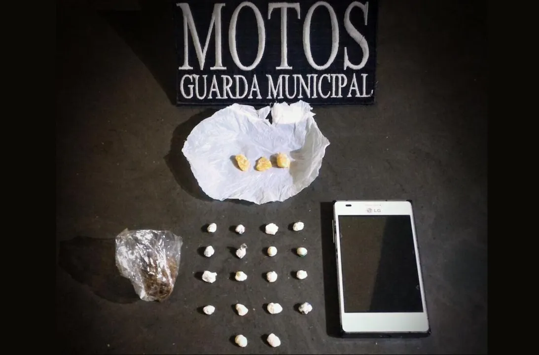 GM apreendeu 21 pedras de crack, maconha e o celular do adolescente. Foto: GM/Reprodução