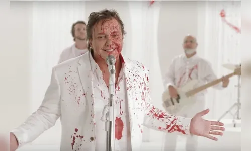 Fábio Jr. canta 'Alma Gêmea' coberto de sangue para divulgar nova série da Netflix