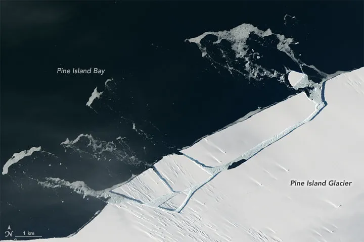 Imagens de satélite mostram um iceberg rompendo à frente do Pine Island Glacier - Imagem: NASA Earth Observatory