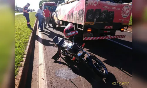 Motociclista fica ferida em acidente com caminhão na PR-444