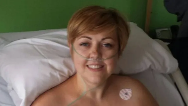 A inglesa Emma McCloskey superou as probabilidades e sobreviveu a câncer raro Foto: Reprodução / Facebook