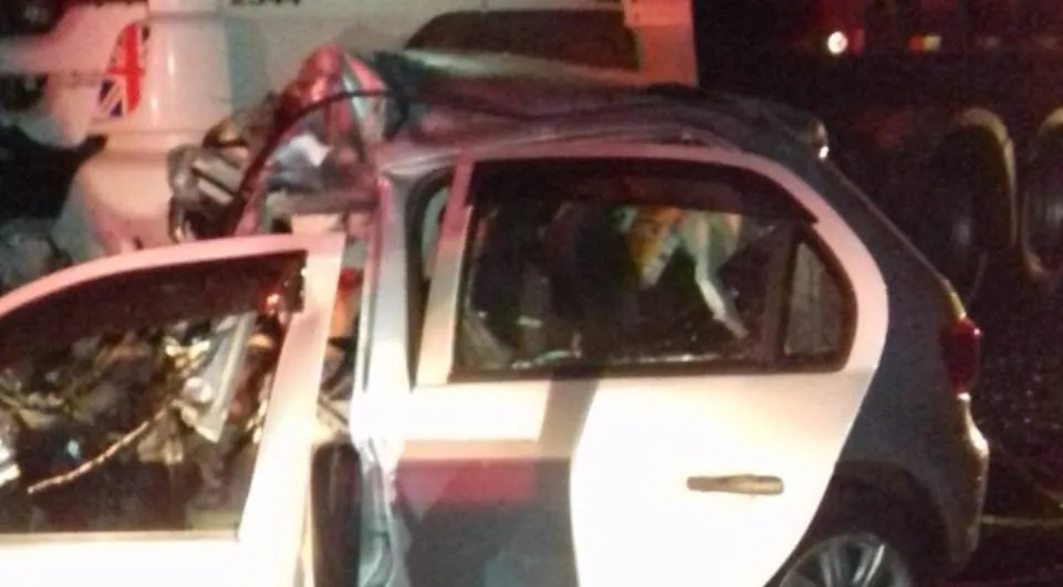 Carro fixou totalmente destruído em acidente que provocou a morte de seis pessoas - Foto: Colaboração/Corpo de Bombeiros União da Vitória)