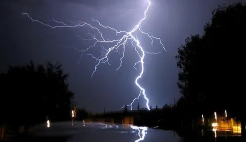 Imagens feitas por internauta mostram o momento que um raio cai em Curitiba - Foto: Arquivo/imagem milustrativa