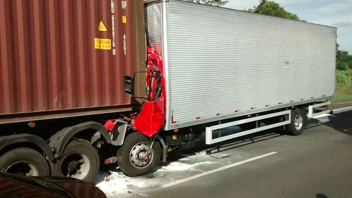 Motorista do caminhão baú morreu na hora. (Foto: Fabio Matavelli / Rede Massa)