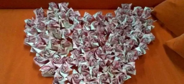Chinês pediu sua namorada em casamento com 999 rosas feitas com 2.000 cédulas de yuan - Foto:  www.ziol.com.cn