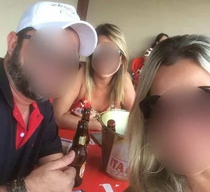 Homem postou foto no Facebook com duas mulheres bebendo cerveja em um bar e irritou ex - Foto: Reprodução/Facebook
