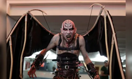 
							Recordista de piercings no corpo ganha a cena em evento de tatuagem 
						
						