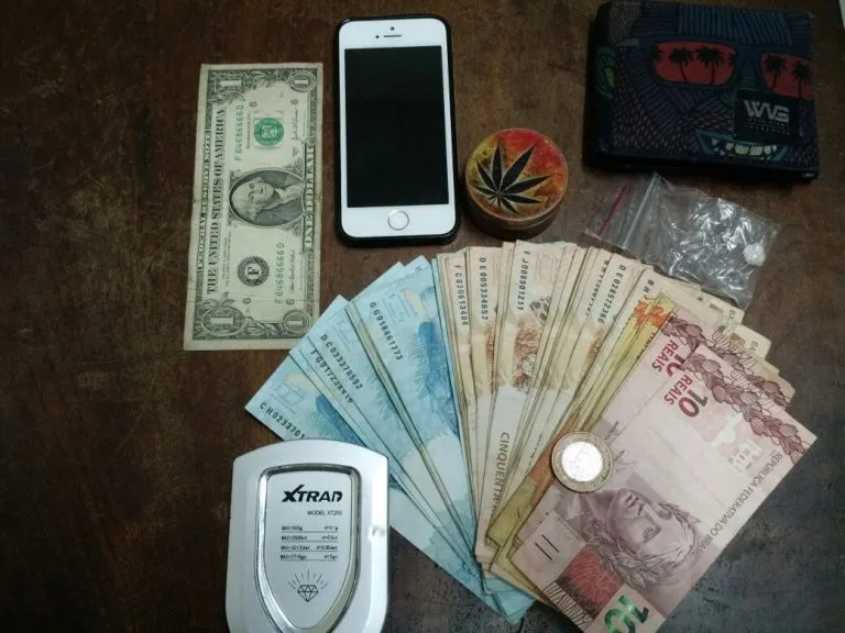 O rapaz, a droga, balança e o dinheiro apreendidos foram levados à 17ª SDP - Foto: Divulgação/PM