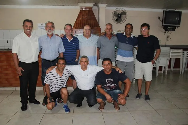 Integrantes  da 1ª tropa do Corpo de Bombeiros de Apucarana, criado em 1977: 'sentimento do dever cumprido' 