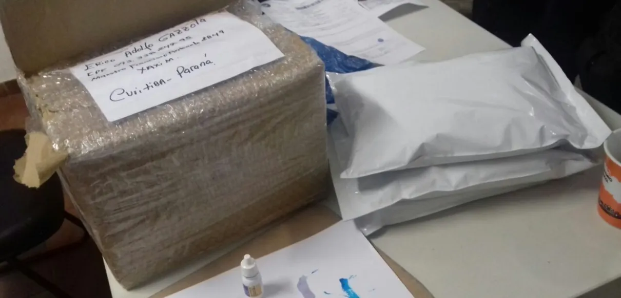 Pacote com 3 kg de cocaína foi encontrado no bagageiro do ônibus. Foto: Divulgação PRF