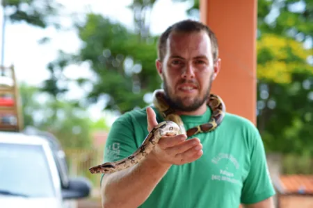 Fernando Felippe comemorou o retorno espontâneo da jiboia 'Thor' - Foto: Sérgio Rodrigo