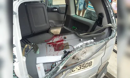 Motociclista fica em estado grave após perder controle e bater em carro estacionado