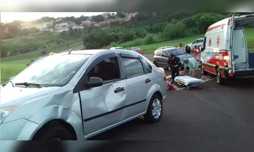 Jovem fica ferida após acidente entre carro e moto em Jandaia do Sul