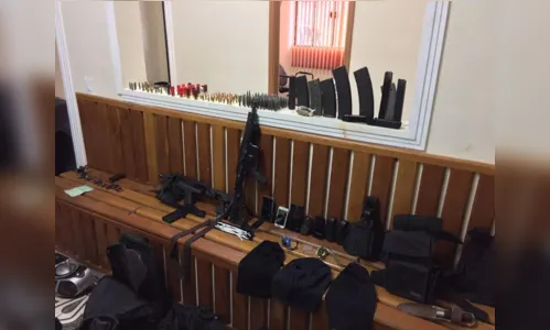 
							Policiais aposentados ficam feridos em confronto com quadrilheiros em Faxinal
						
						