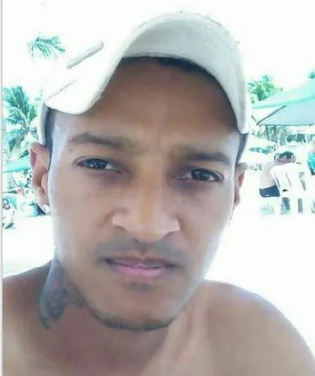  Erivaldo Alves de Lima, de 26 anos, seria autor do tiro que feriu criança; ele está foragido - Foto: Divulgação/Polícia Civil