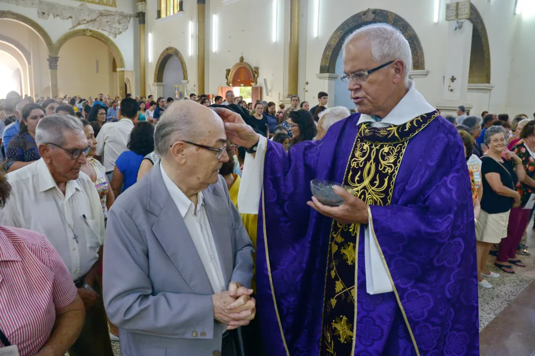 Missa celebrada ontem na Catedral Nossa Senhora de Lourdes, de Apucarana. Fotografia: Sérgio Rodrigo