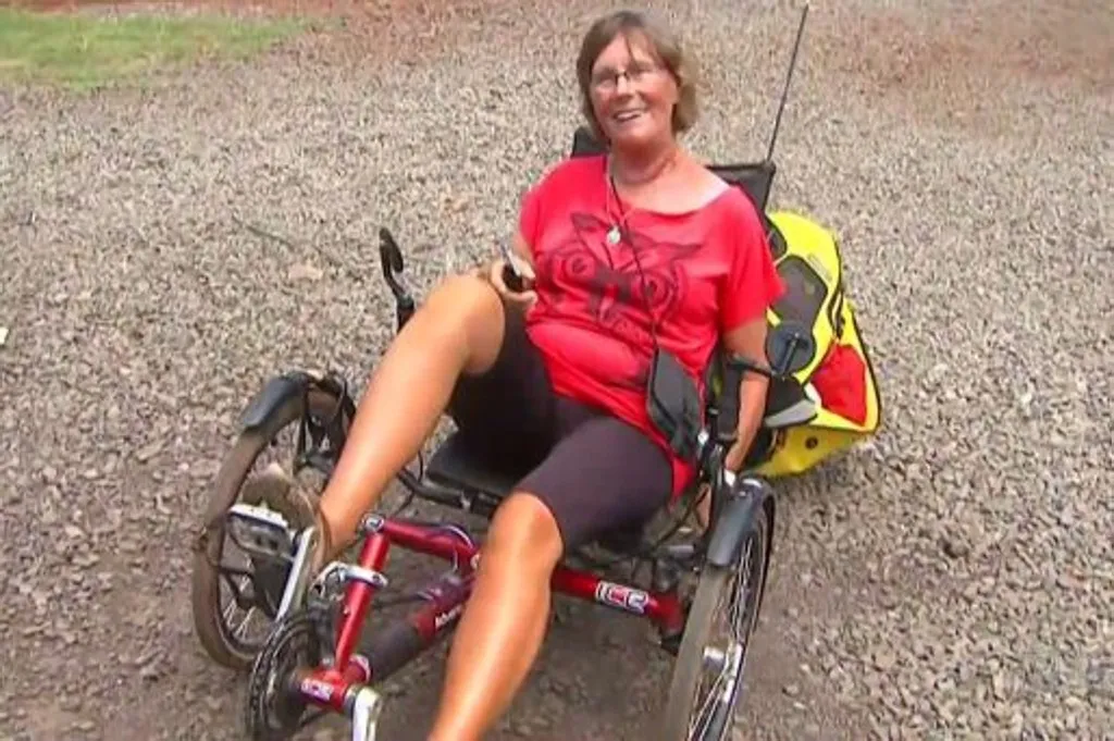  A francessa Lena Tisseau teve o triciclo furtado e recuperado no Paraná - Imagem: Reprodução/RPC