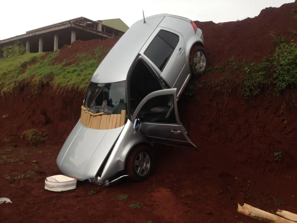 Maconha estava em um carro que caiu em barranco a margem da PR-444  - Foto: Reprodução/Whatsapp 