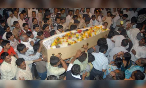 
						
							Adolescente considerado morto por médicos 'ressuscita' a caminho do enterro
						
						