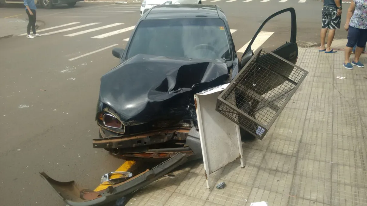 Condutor do GM Corsa trafegava pela Rua Tucanos quando o acidente aconteceu. Foto: Diego Galvão/WhatsApp