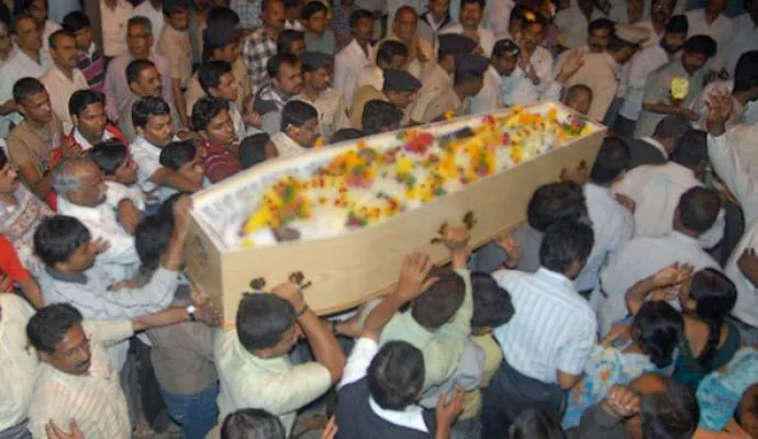 Durante cerimônia fúnebre, jovem considerado por abriu os olhos - Foto: IndianTimes