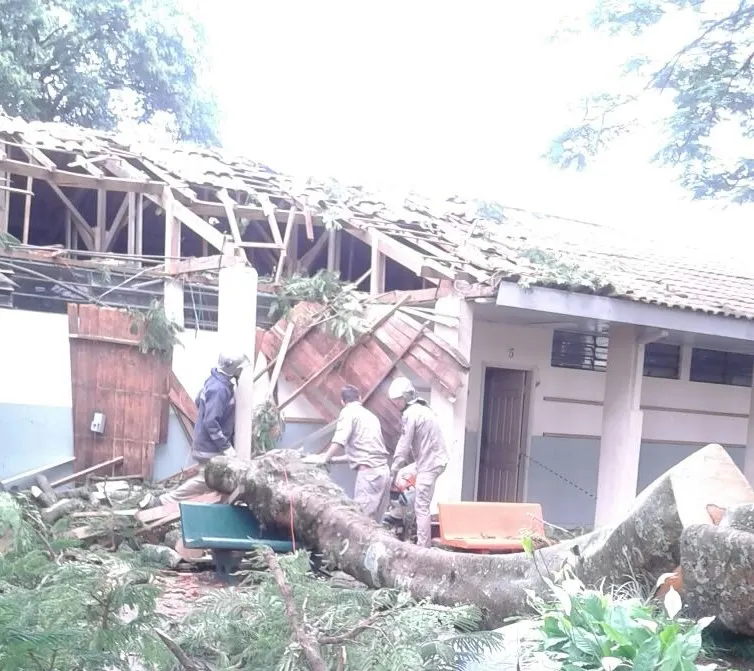 Galho atingiu telhado de uma sala de aula e do laboratório. Foto: WhatsApp