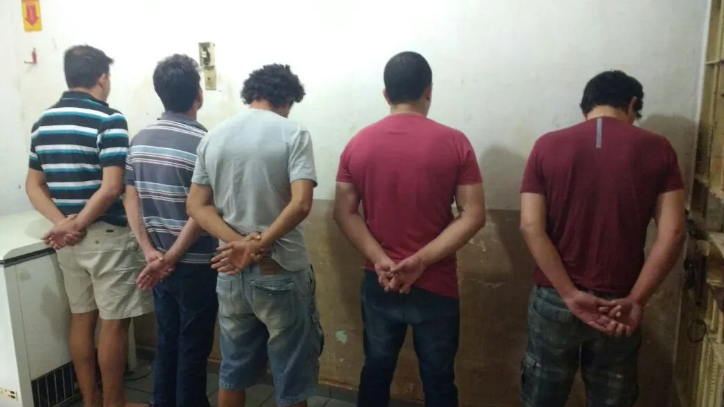 Quatro foram presos pelo não pagamento de pensão alimentícia e um era condenado por roubo. Foto - Divulgação/Polícia Civil