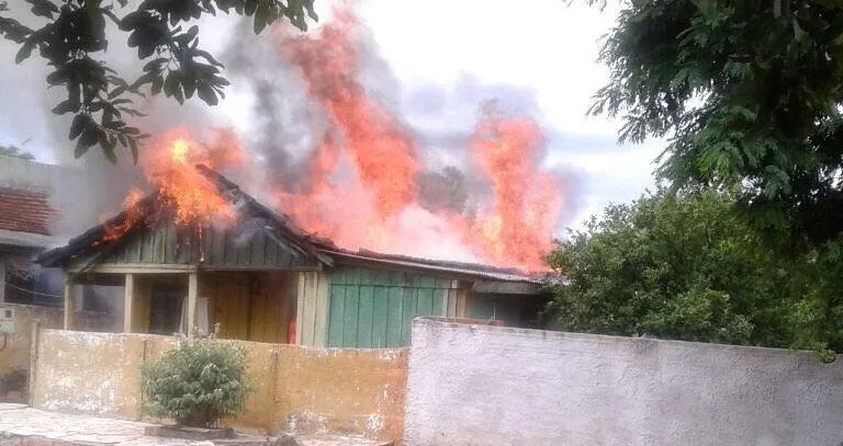 Fogo se alastrou rapidamente pela casa de madeira. Foto: Blog do Berimbau