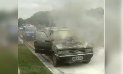Carro pega fogo perto do Terminal Rodoviário de Arapongas